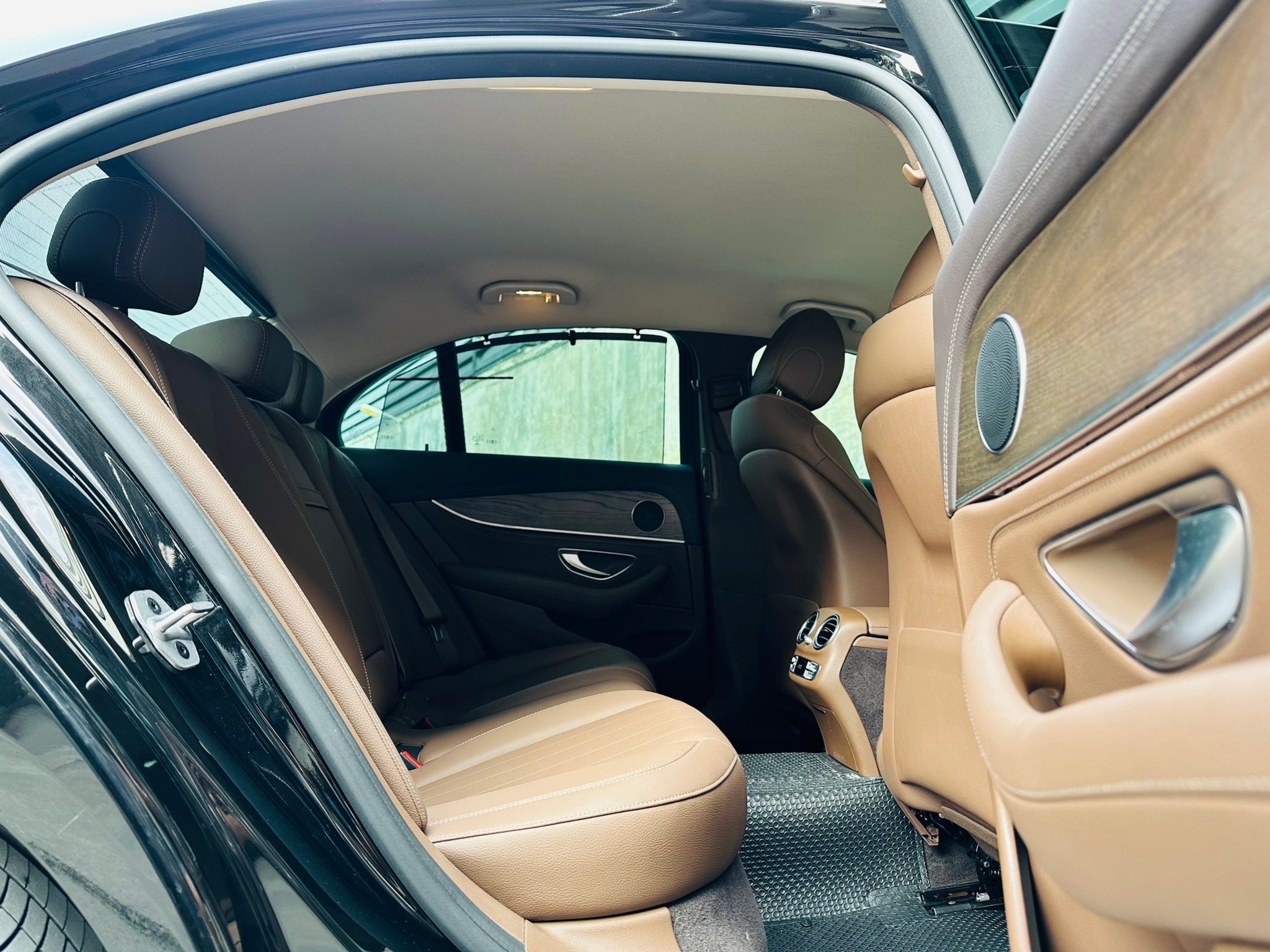 2021 Mercedes-Benz E300e Exclusive Plug-in Hybrid สีดำ