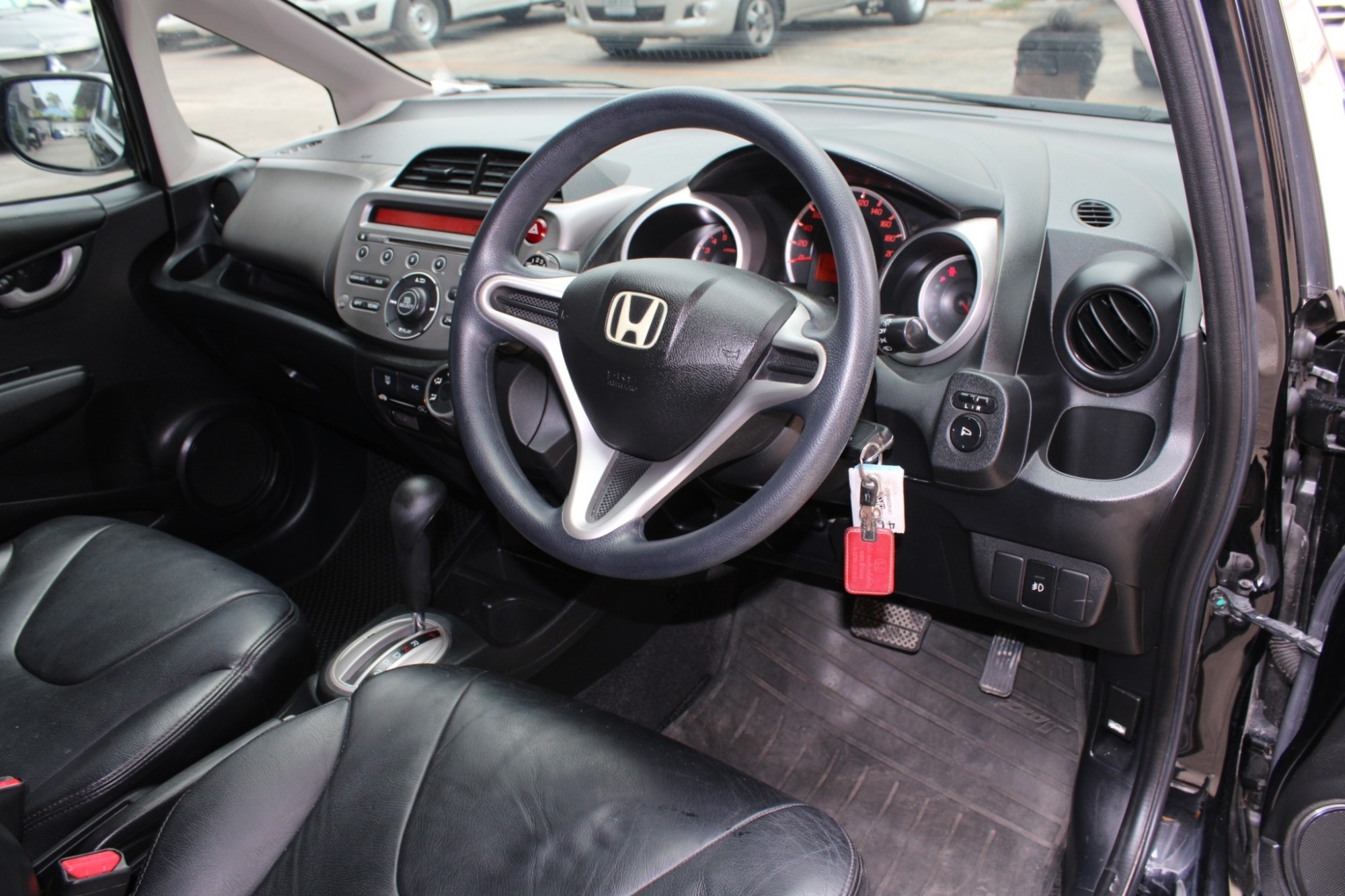 2011 Honda Jazz GE 1.5 V i-VTEC AT สีดำ เกียร์ออโต้ CVT เบาะหนัง ภายในดำ Airbag Abs ดิสเบรค4ล้อ