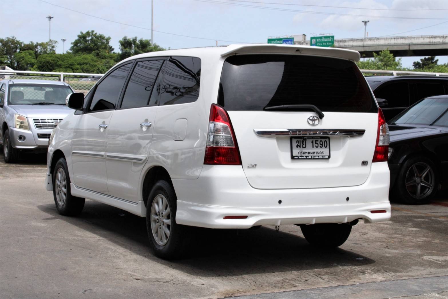 2012 Toyota Innova 2.0 V AT สีขาว เกียร์ออโต้ รถ7ที่นั่ง รุ่นท๊อป จัดได้ท่วม ไม่ติดแก๊ส