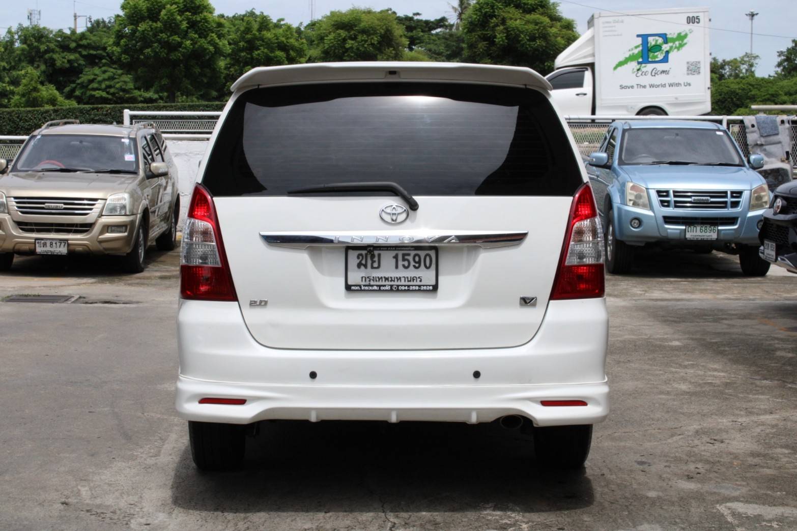 2012 Toyota Innova 2.0 V AT สีขาว เกียร์ออโต้ รถ7ที่นั่ง รุ่นท๊อป จัดได้ท่วม ไม่ติดแก๊ส