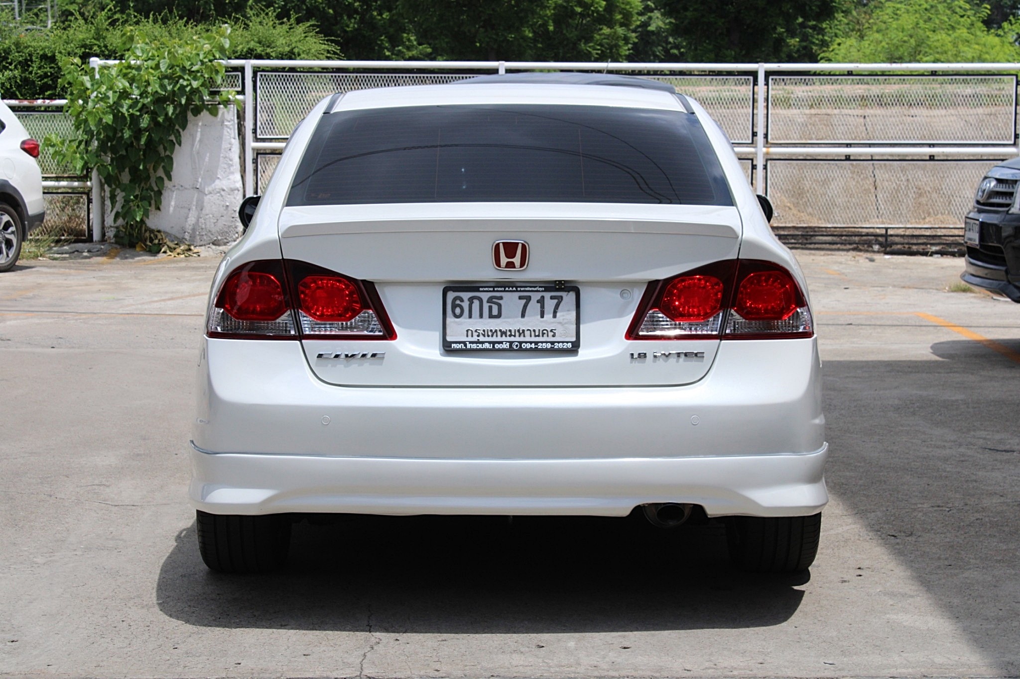 2011 Honda Civic FD 1.8 S ( AS ) i-VTEC AT สีขาว เกียร์ออโต้ ไฟท้าย8เหลี่ยม มาดูคันจริงแล้วมีเสน่ห์ ไม่มีอุบัติเหตุเลยครับ เครื่องดี ช่วงล่างขับดี เบร