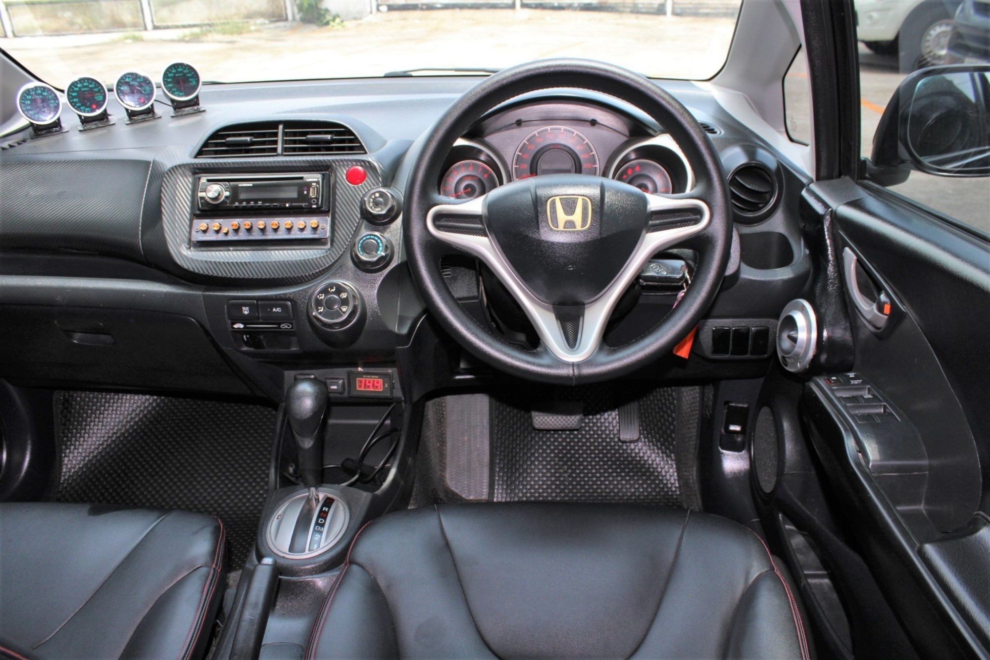 2008 Honda Jazz GE 1.5 V i-VTEC AT CVT สีดำ เกียร์ออโต้ ไม่เคยมีอุบัติเหตุหนัก ไม่เคยแก๊ส จัดได้ท่วม ฟรีดาวน์ได้เลย