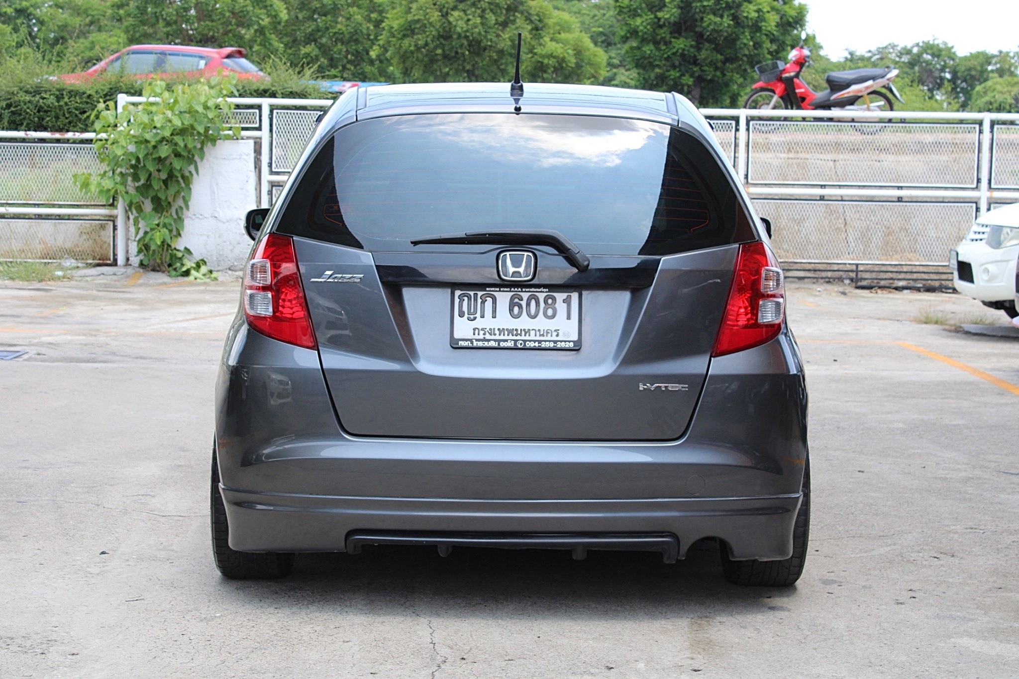 2011 Honda Jazz GE 1.5 V i-VTEC AT สีเทา เกียร์ออโต้ เบาะผ้าเดิม ไม่เคยมีอุบัติเหตุหนัก