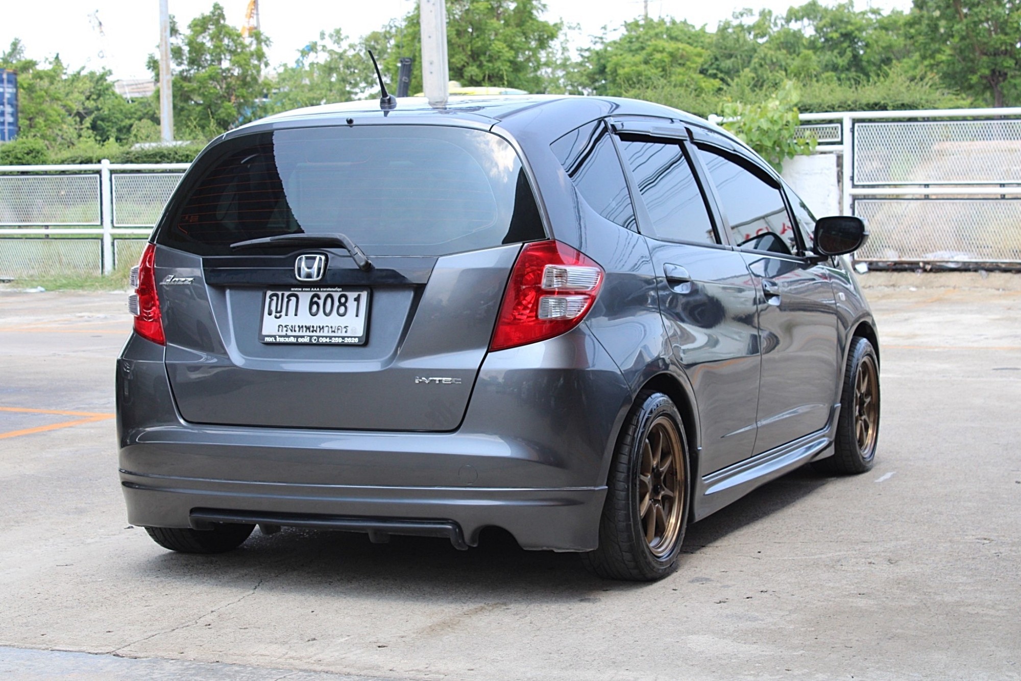 2011 Honda Jazz GE 1.5 V i-VTEC AT สีเทา เกียร์ออโต้ เบาะผ้าเดิม ไม่เคยมีอุบัติเหตุหนัก