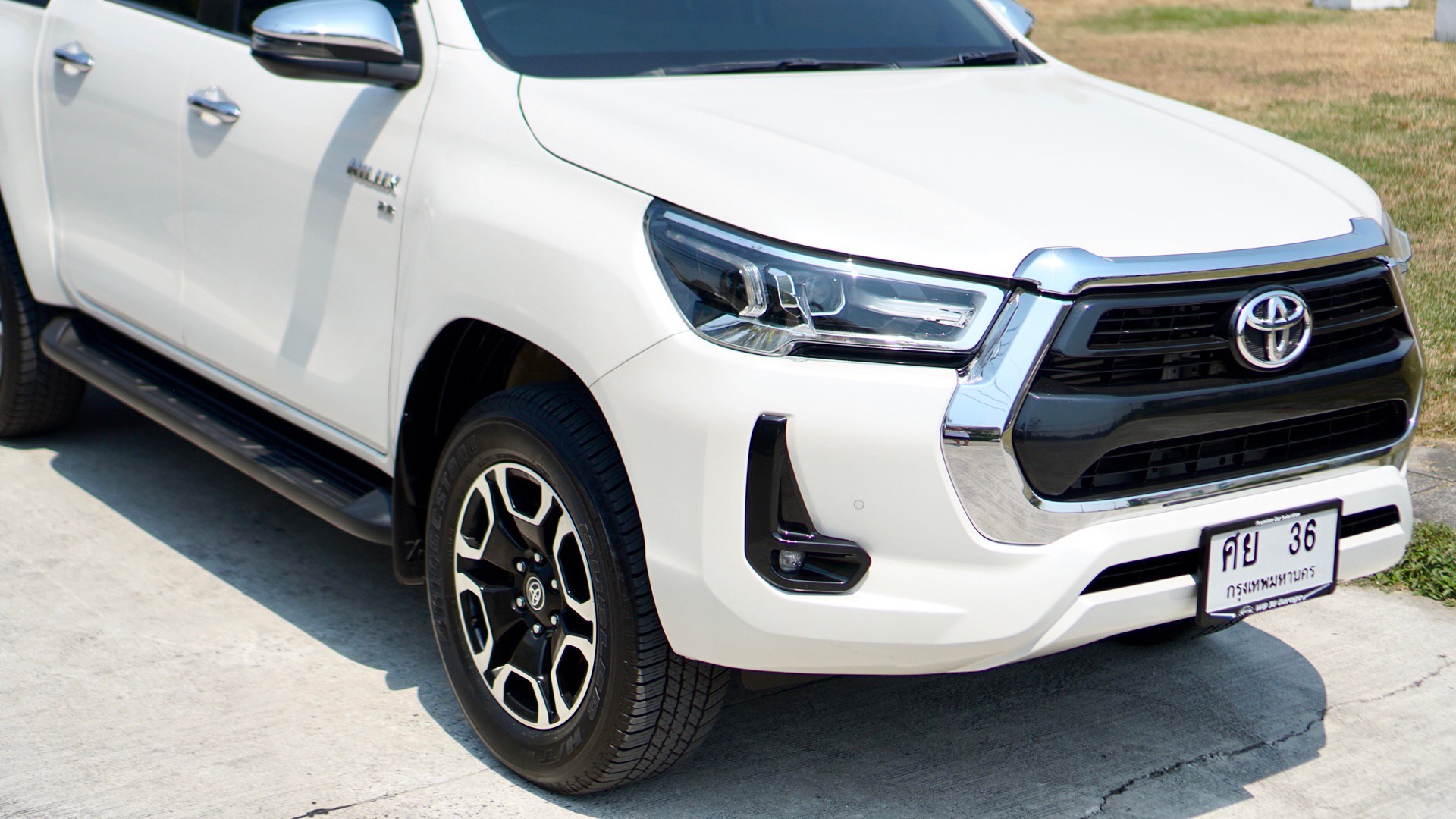 2020 Toyota Revo D-cab 2.8 a/t 4wd สีขาว