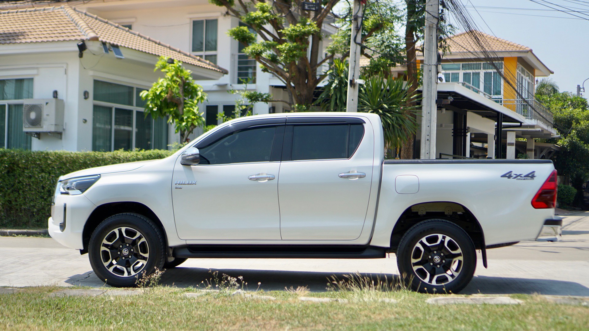 2020 Toyota Revo D-cab 2.8 a/t 4wd สีขาว