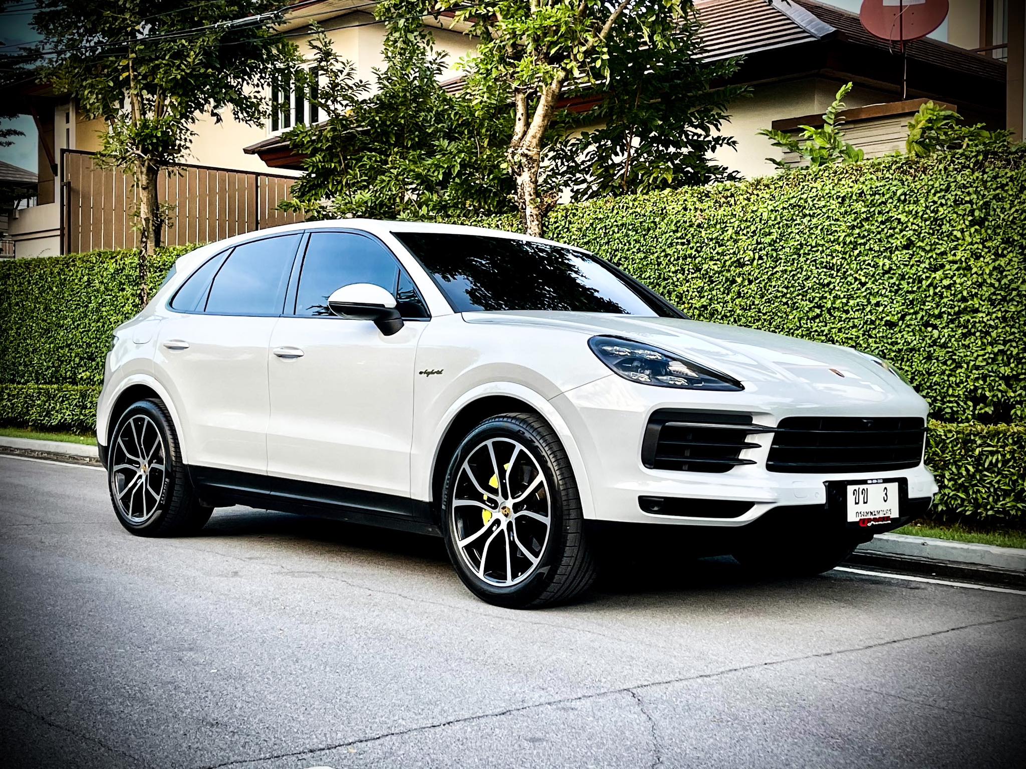 Porsche Cayenne Plug in E-Hybrid 3.0 V6 สวยสนั่น สะท้านโลกาคันนี้ สีขาวสะอาด สะอ้าน