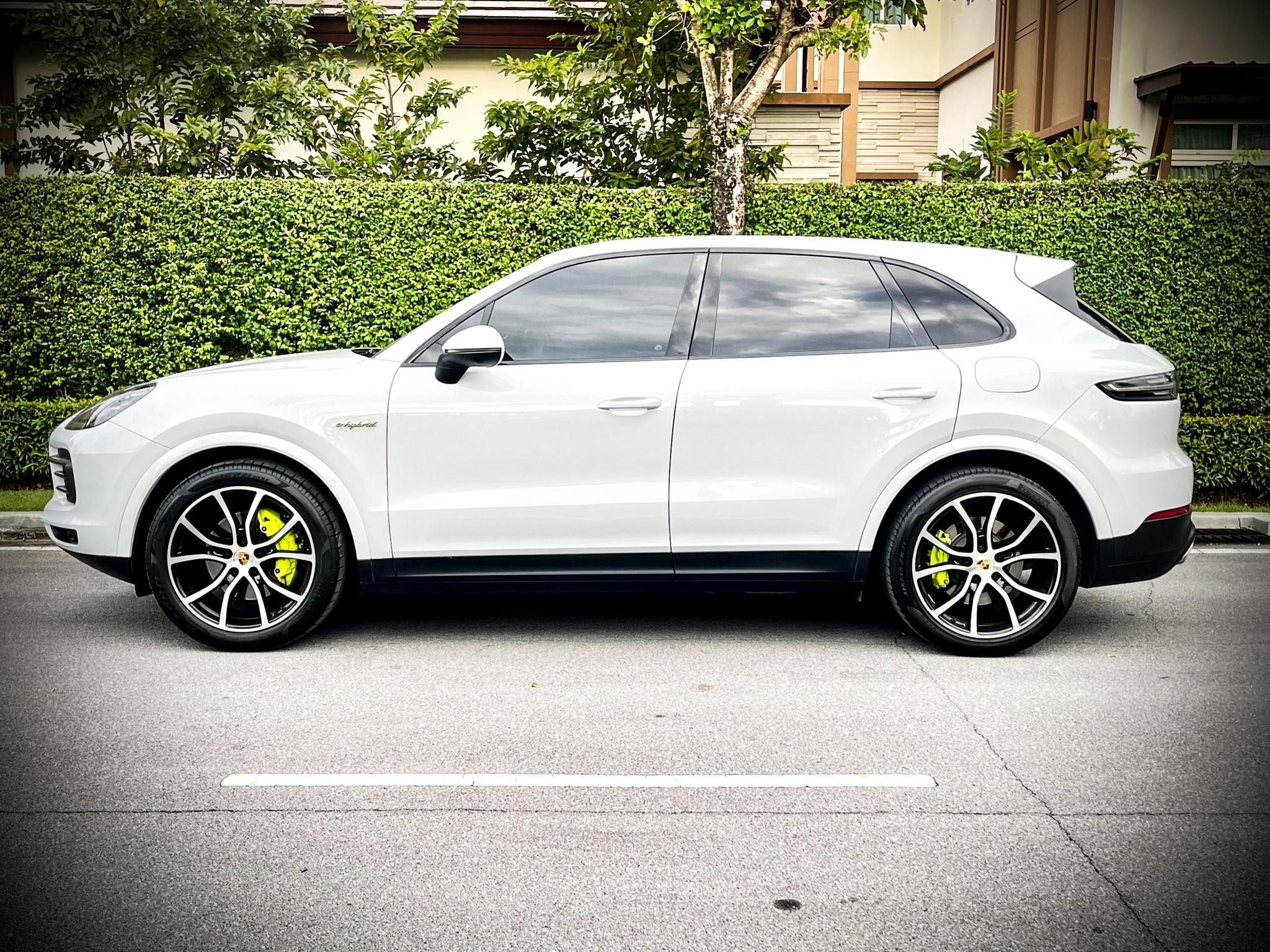 Porsche Cayenne Plug in E-Hybrid 3.0 V6 สวยสนั่น สะท้านโลกาคันนี้ สีขาวสะอาด สะอ้าน