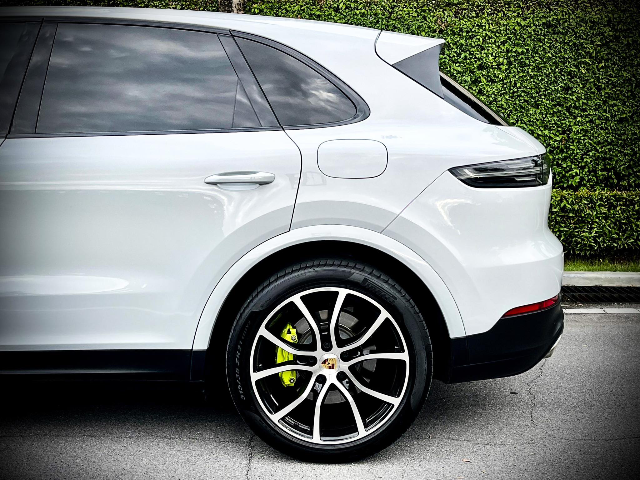 Porsche Cayenne Plug in E-Hybrid 3.0 V6 สวยสนั่น สะท้านโลกาคันนี้ สีขาวสะอาด สะอ้าน