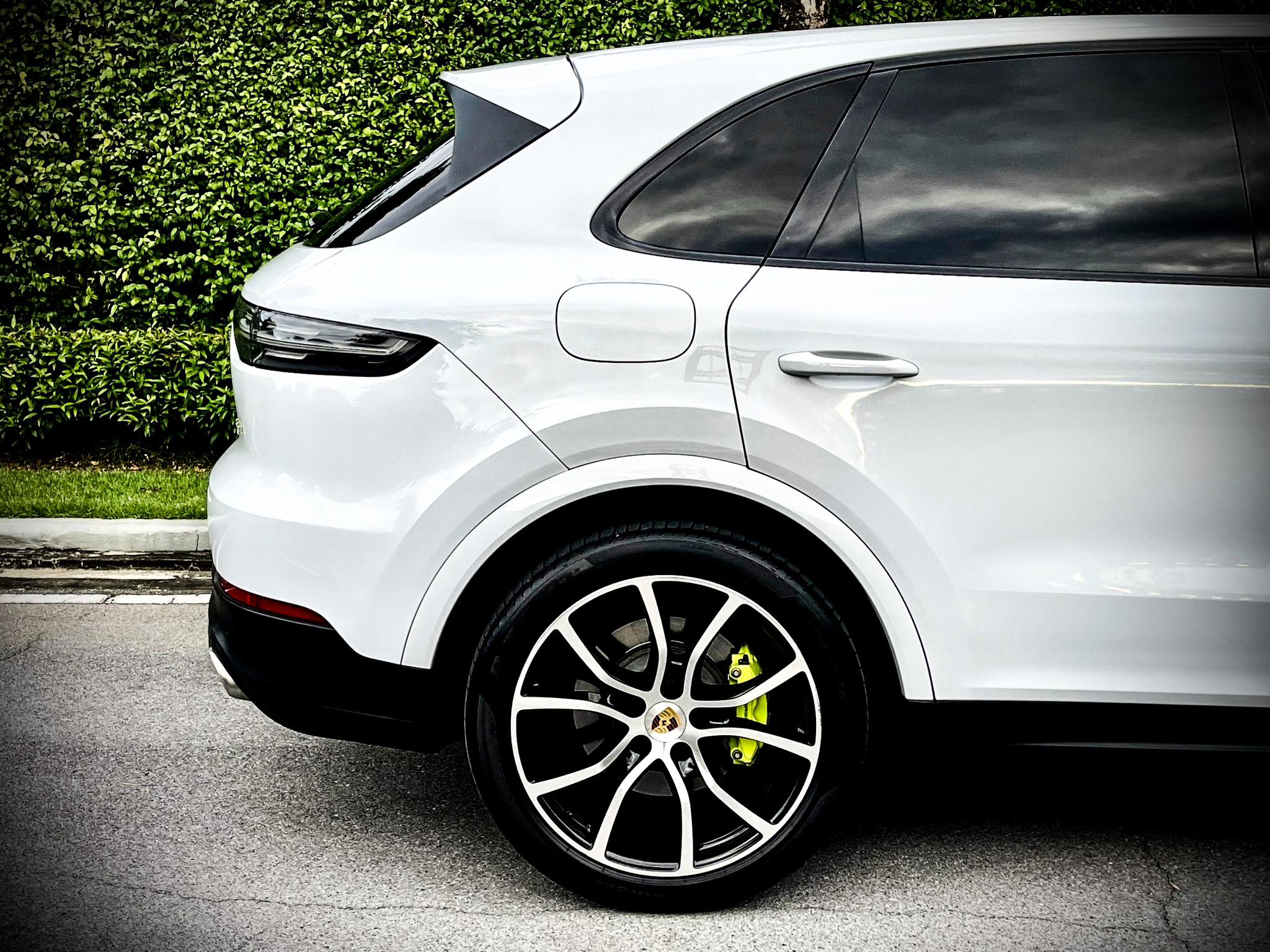 Porsche Cayenne Plug in E-Hybrid 3.0 V6 สวยสนั่น สะท้านโลกาคันนี้ สีขาวสะอาด สะอ้าน