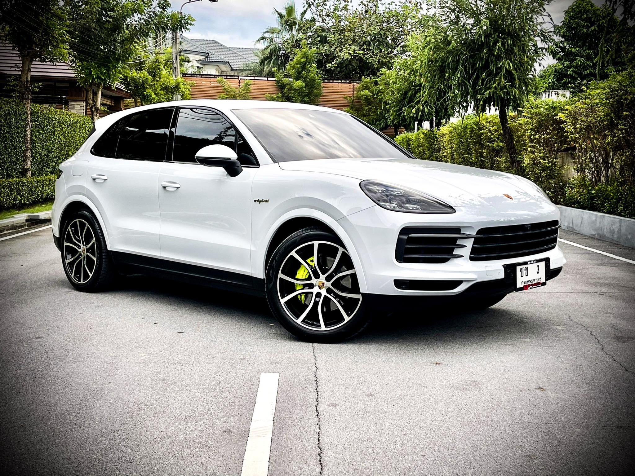 Porsche Cayenne Plug in E-Hybrid 3.0 V6 สวยสนั่น สะท้านโลกาคันนี้ สีขาวสะอาด สะอ้าน