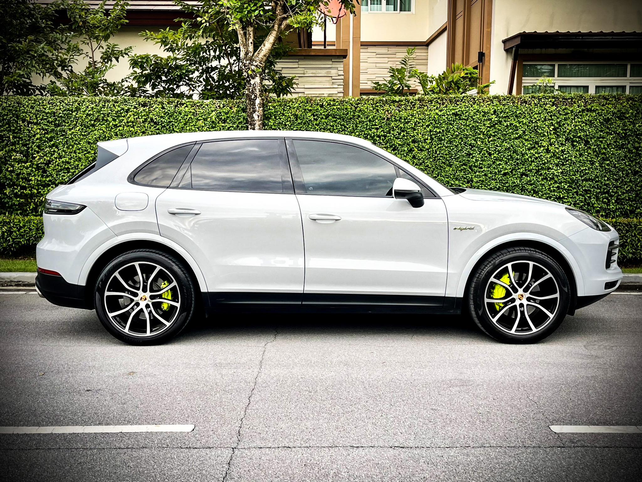 Porsche Cayenne Plug in E-Hybrid 3.0 V6 สวยสนั่น สะท้านโลกาคันนี้ สีขาวสะอาด สะอ้าน