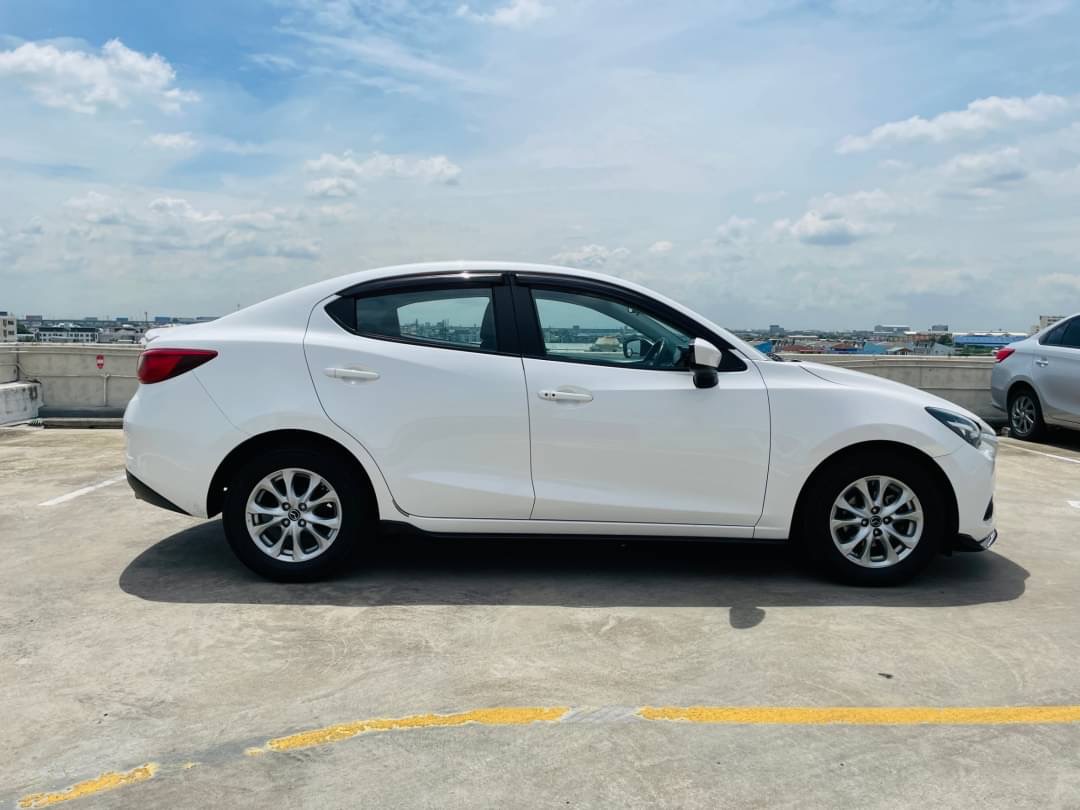 2016 Mazda 2 Sedan (4 ประตู) สีขาว