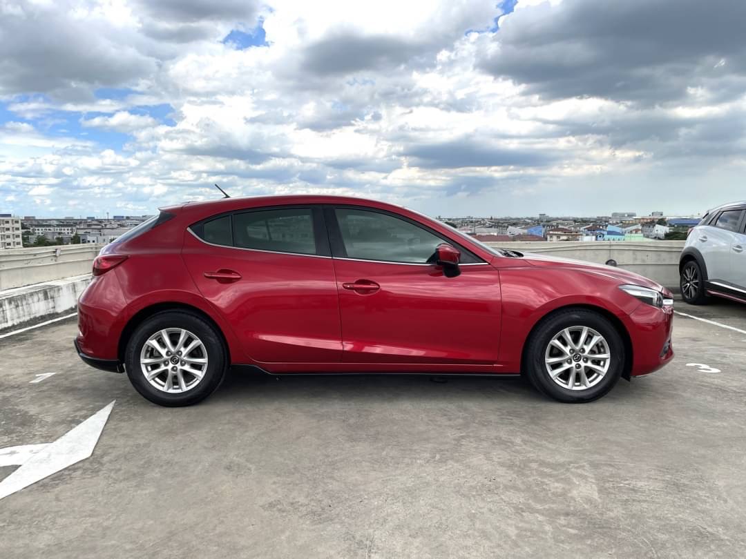 2016 Mazda 3 Fastback สีแดง