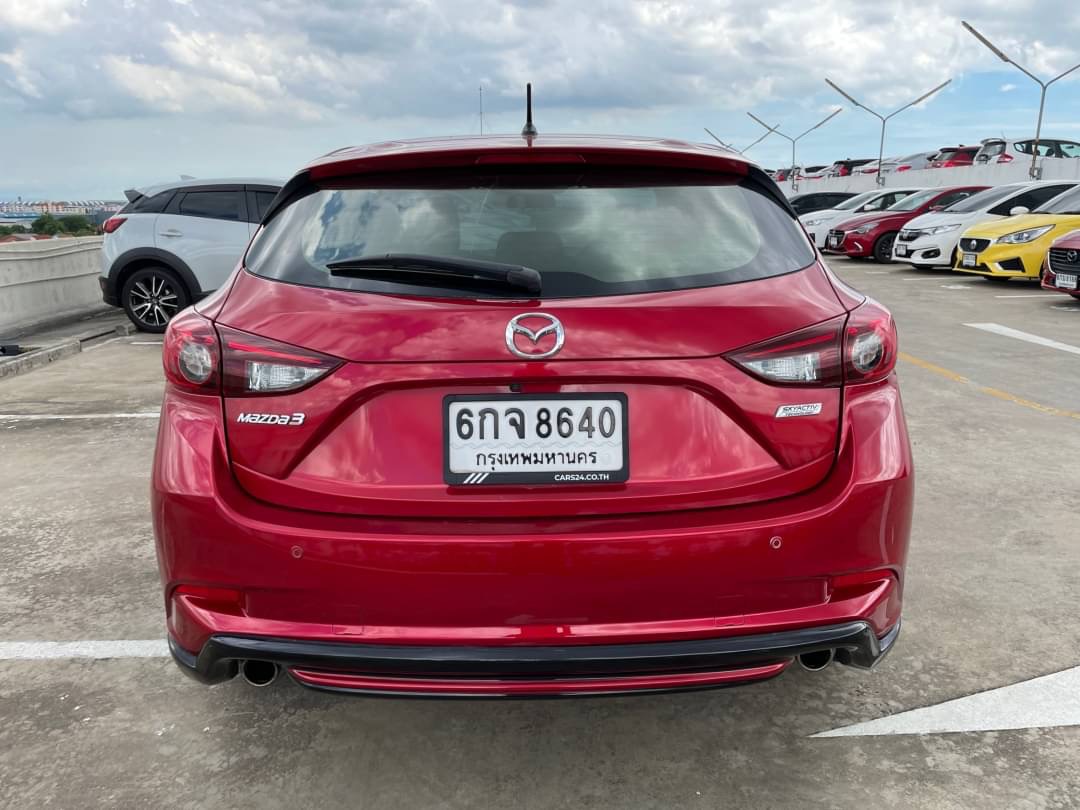 2016 Mazda 3 Fastback สีแดง