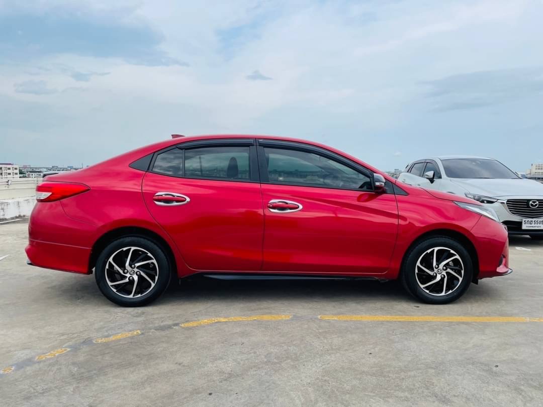 2020 Toyota Yaris สีแดง