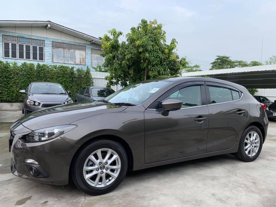 Mazda 3 Hatchback ปี 2015 สีเทา