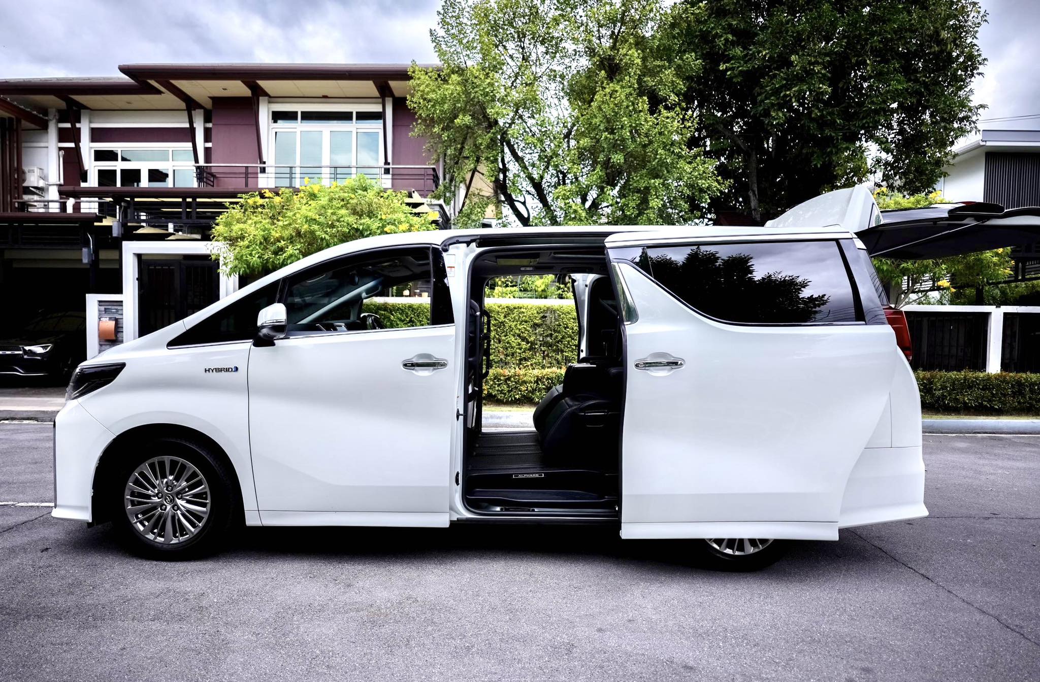 Toyota Alphard SRC Hybrid คันนี้รุ่นพิเศษจากป้ายแดง ขายถูกมากคะ ตัวถังสวยจัดเลย