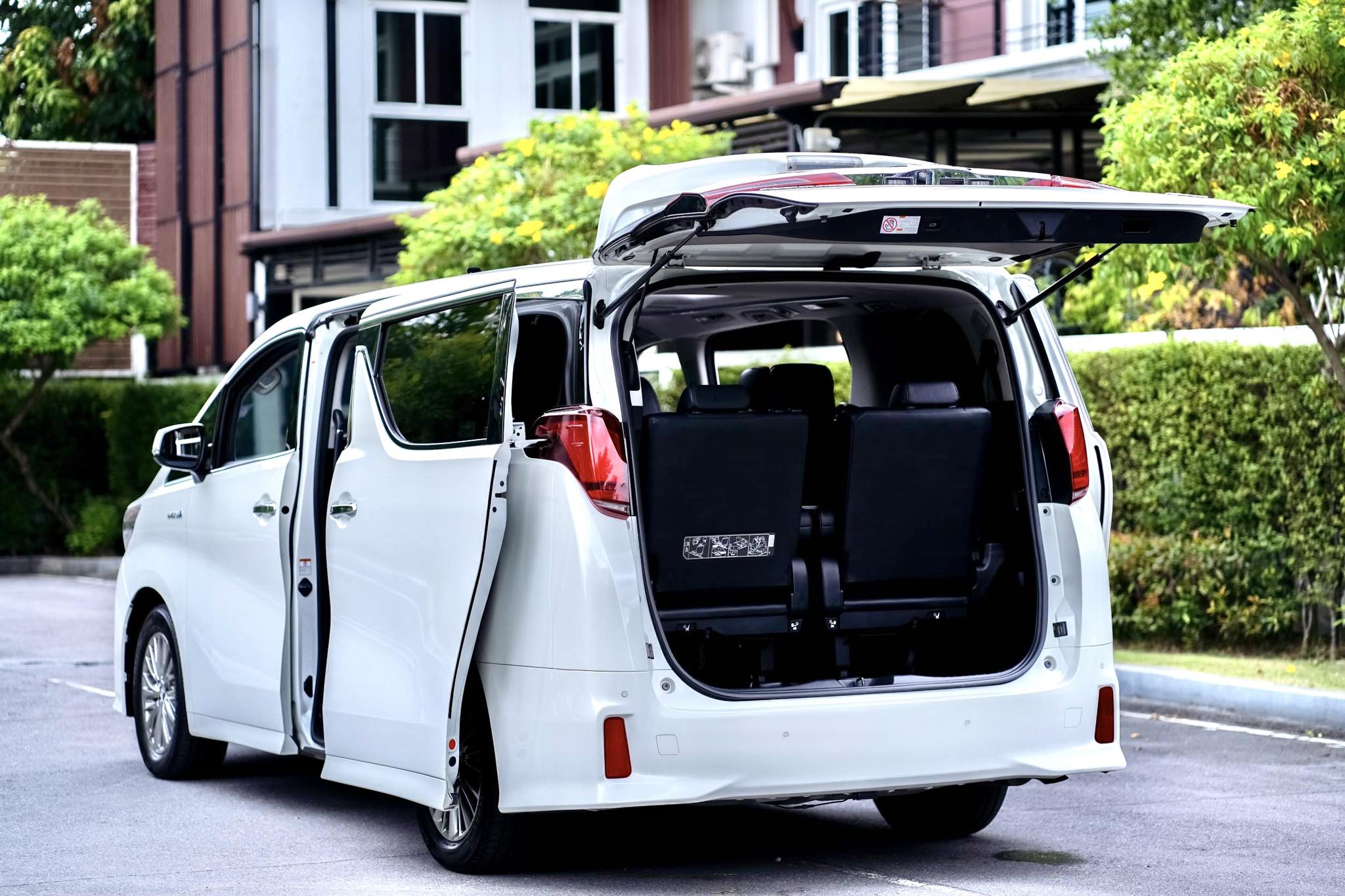 Toyota Alphard SRC Hybrid คันนี้รุ่นพิเศษจากป้ายแดง ขายถูกมากคะ ตัวถังสวยจัดเลย