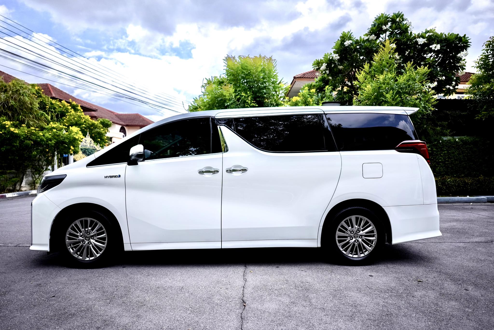 Toyota Alphard SRC Hybrid คันนี้รุ่นพิเศษจากป้ายแดง ขายถูกมากคะ ตัวถังสวยจัดเลย