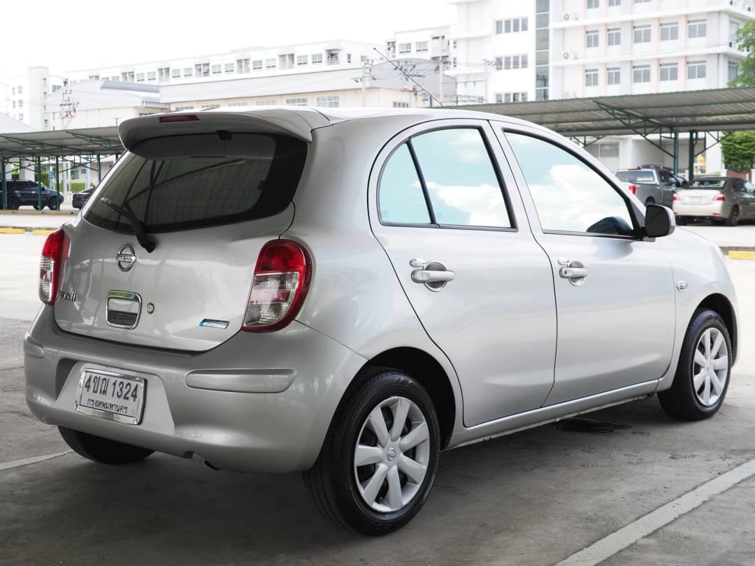 2010 Nissan March สีเงิน