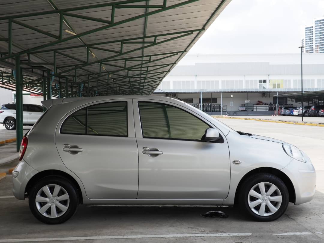 2010 Nissan March สีเงิน