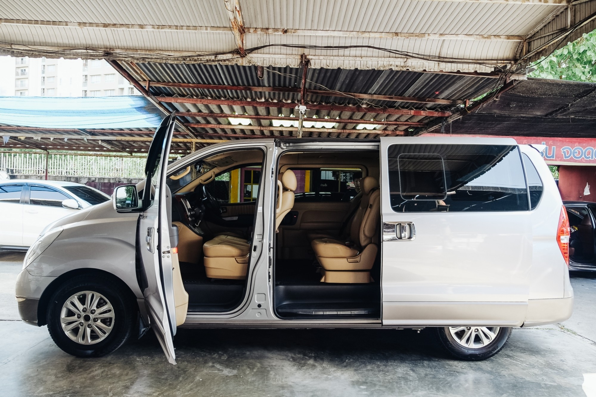 2013 Hyundai H-1 สีเงิน