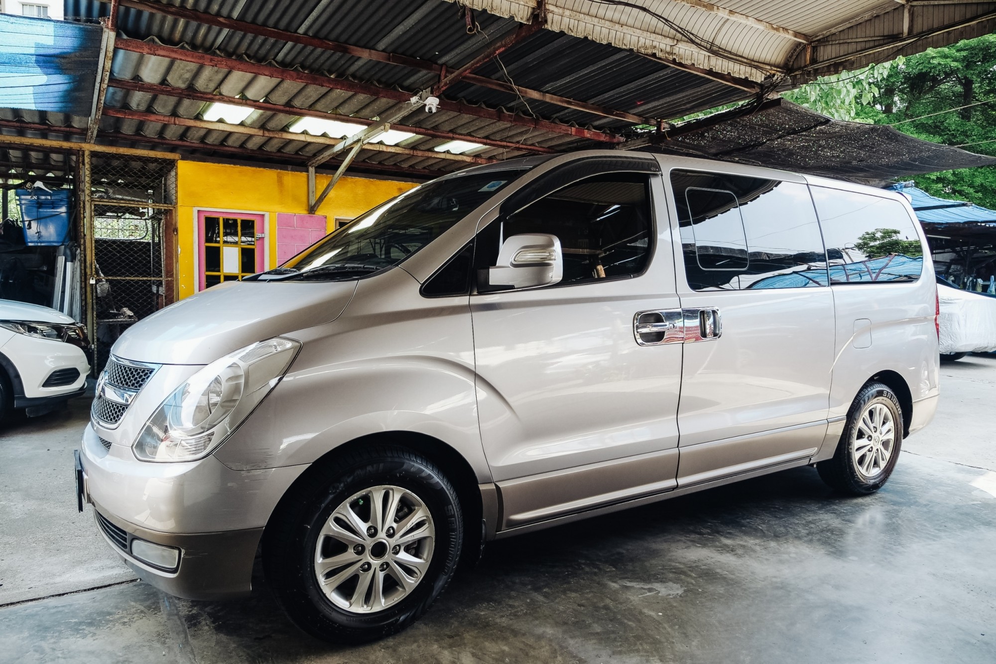 2013 Hyundai H-1 สีเงิน