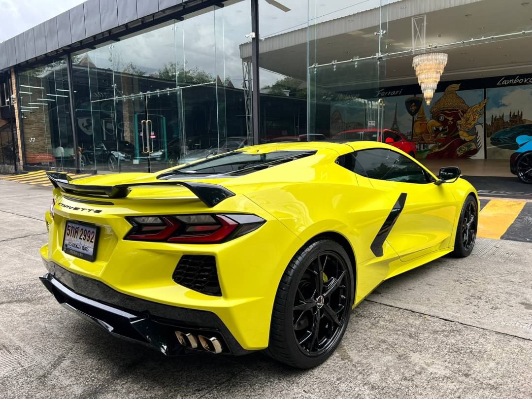 2022 Chevrolet Corvette สีเหลือง