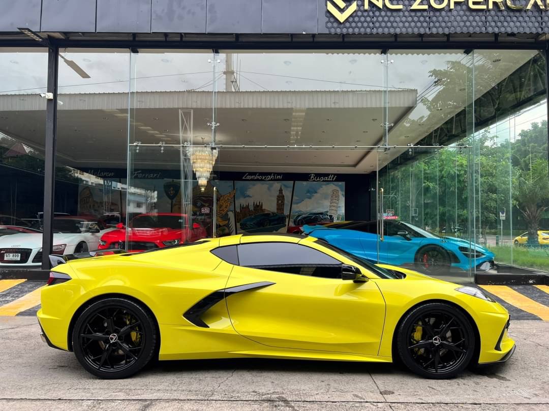 2022 Chevrolet Corvette สีเหลือง