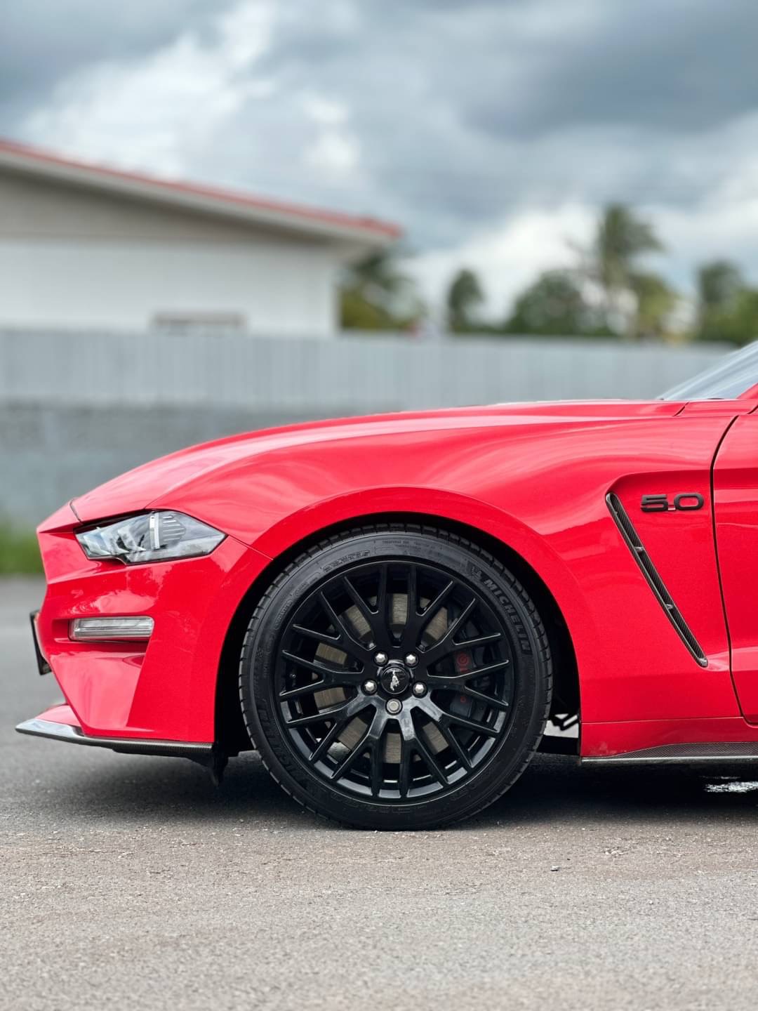 2018 Ford Mustang สีแดง