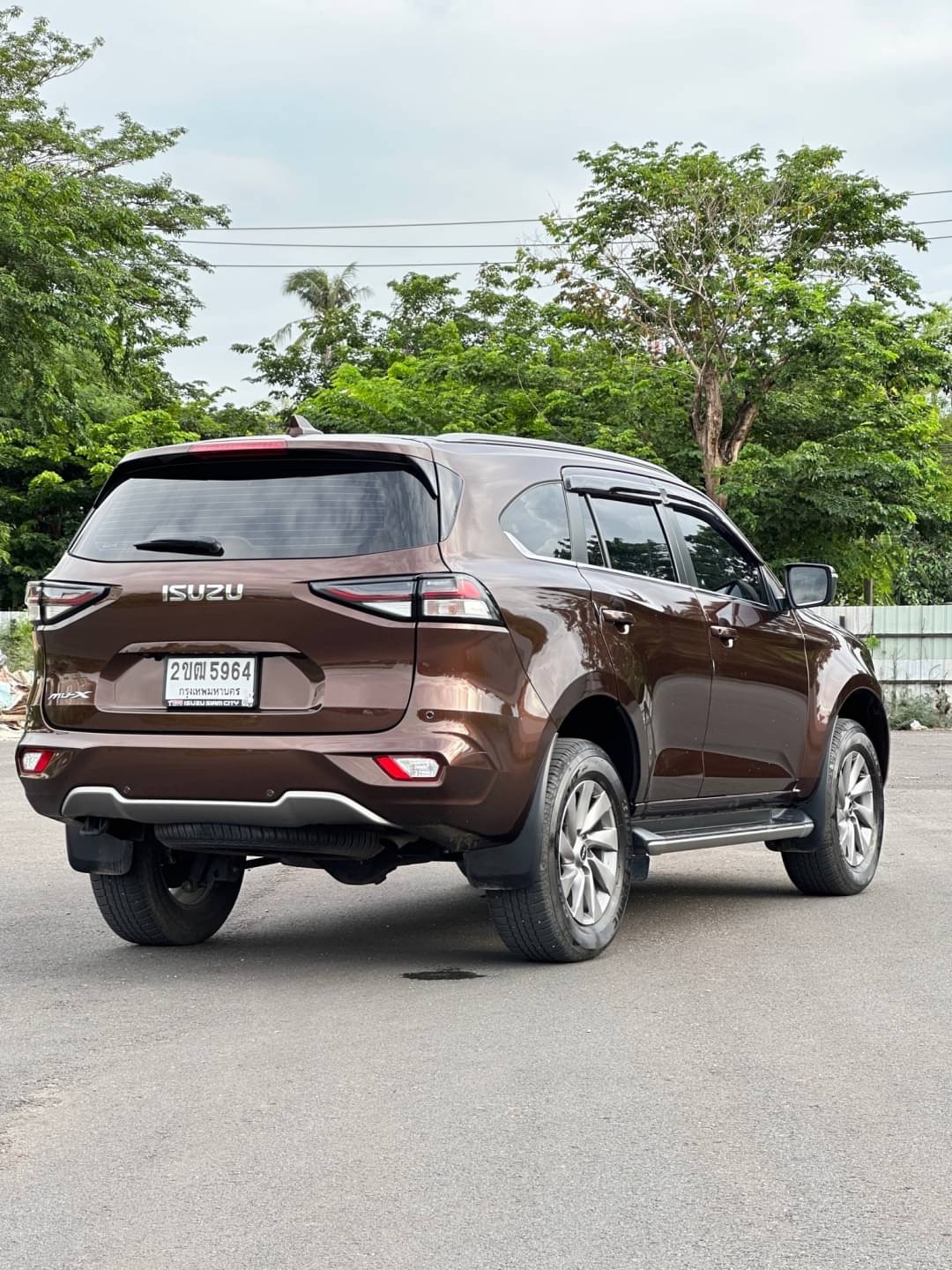 2022 Isuzu MUX Wagon สีน้ำตาล