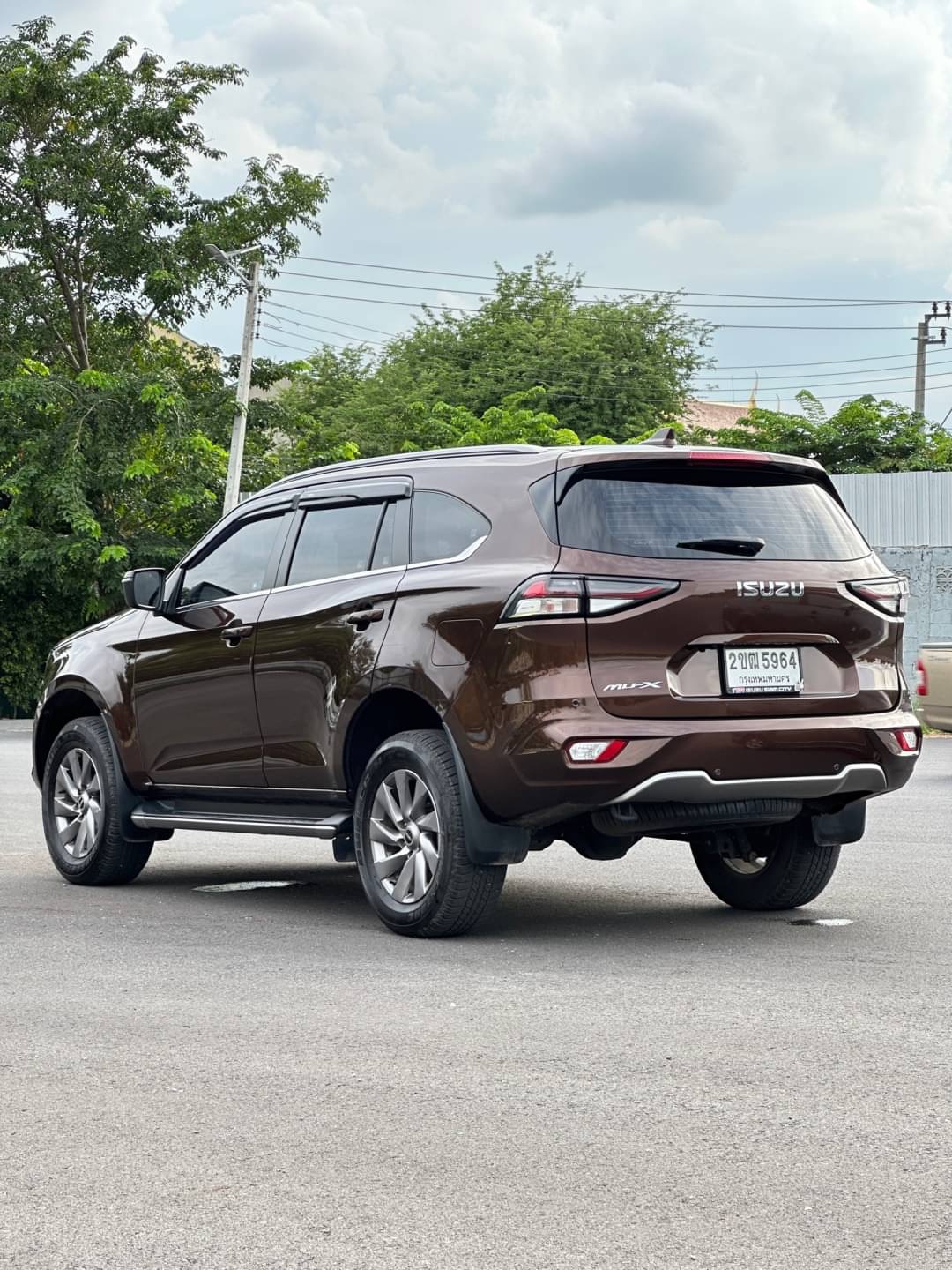 2022 Isuzu MUX Wagon สีน้ำตาล