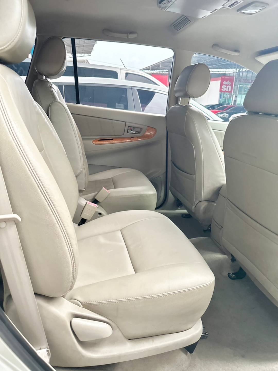 2010 Toyota Innova 2.0 Top สีขาว