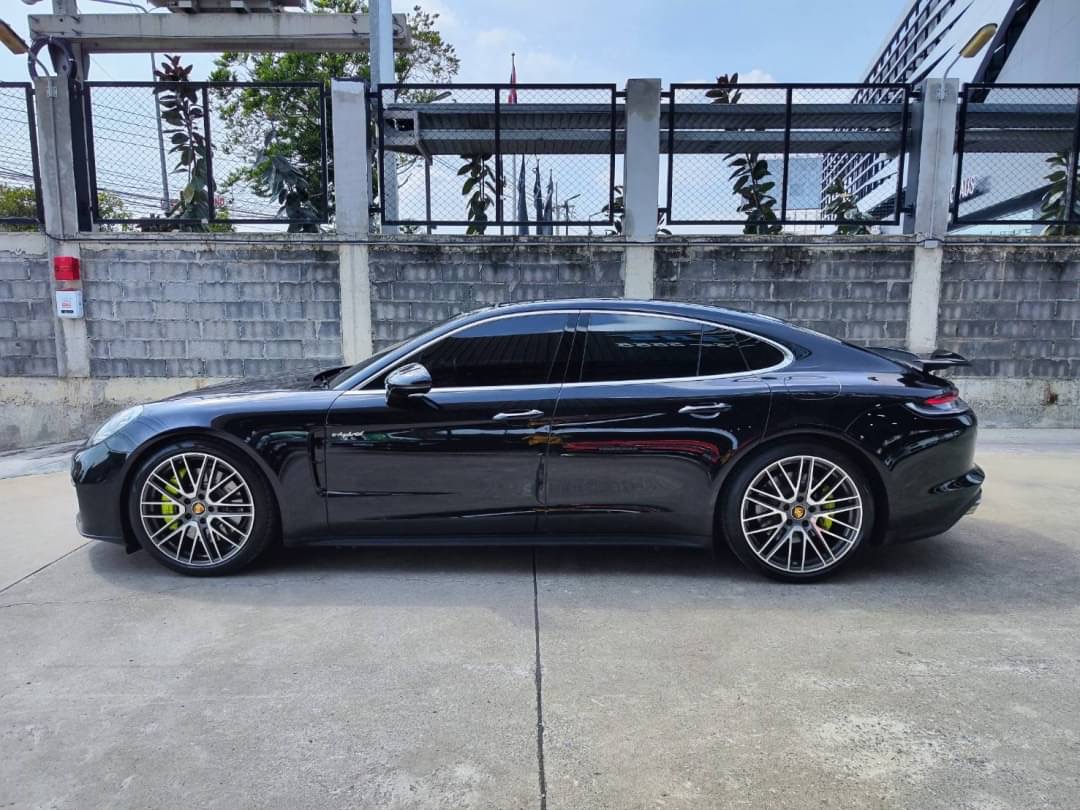 2021 Porsche Panamera สีดำ