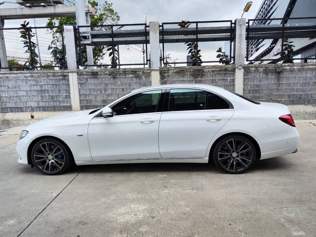 2018 Mercedes-Benz E-Class W213 E300e AMG สีขาว