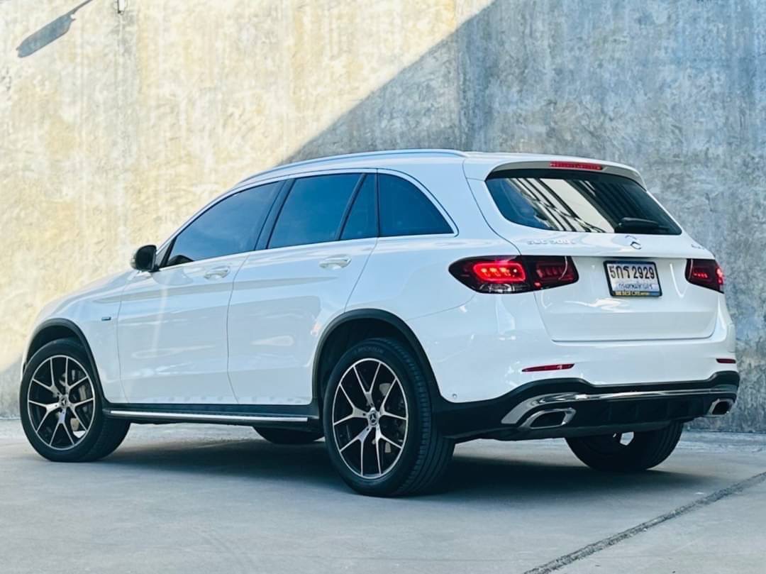 2020 Mercedes-Benz GLC-Class GLC 300 e 4MATIC AMG สีขาว