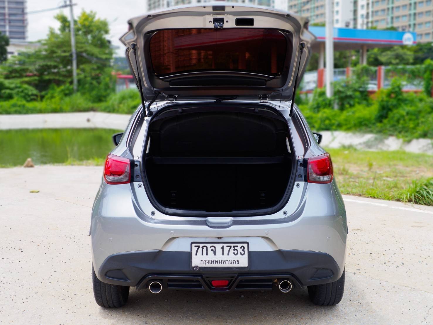 2018 Mazda 2 Hatchback (5 ประตู) สีเทา