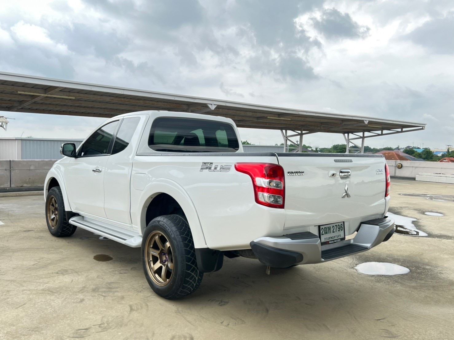 2017 Mitsubishi Triton Mega cab สีขาว