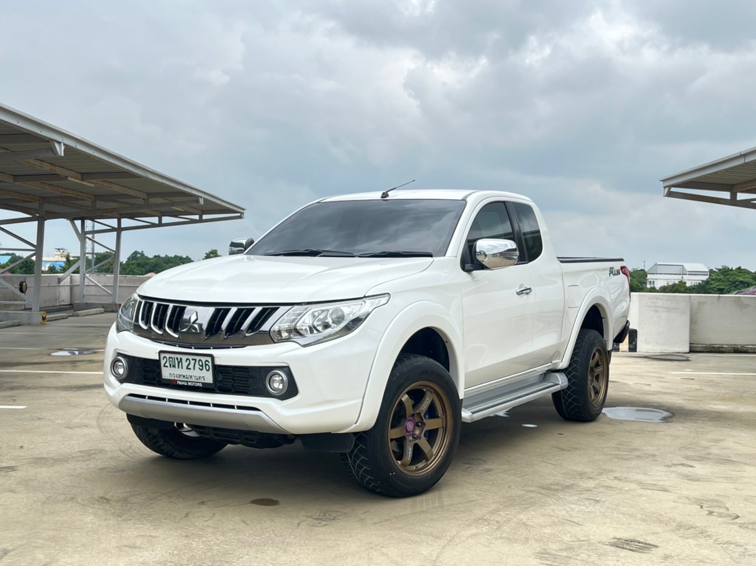 2017 Mitsubishi Triton Mega cab สีขาว