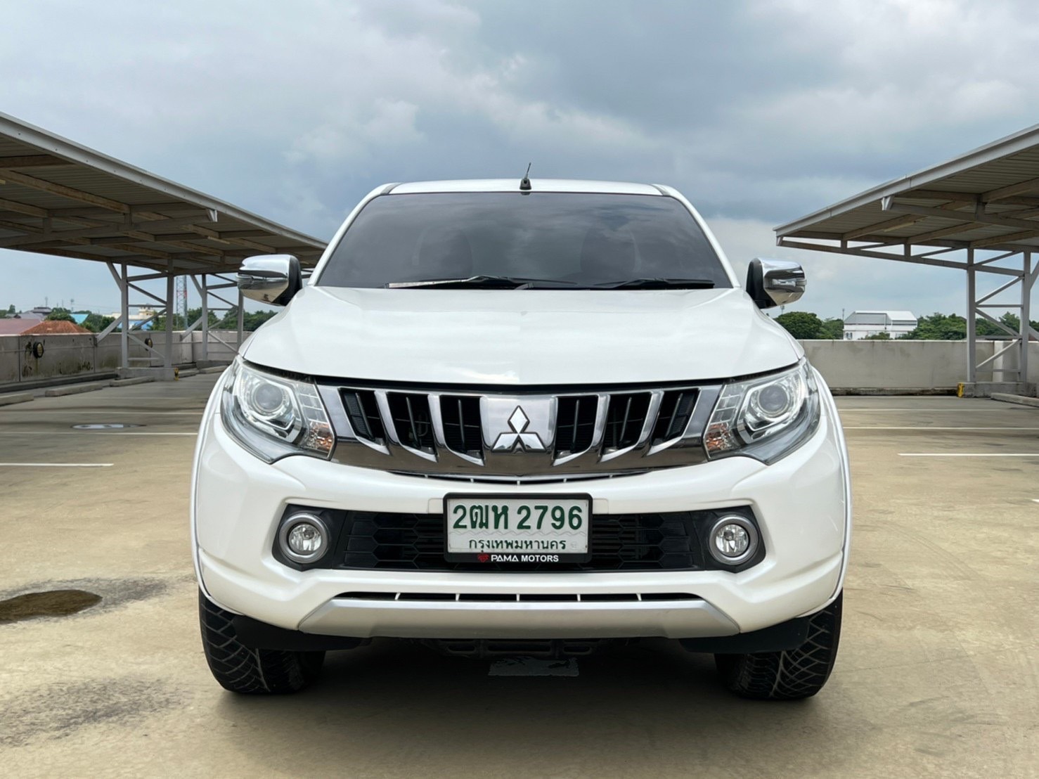 2017 Mitsubishi Triton Mega cab สีขาว