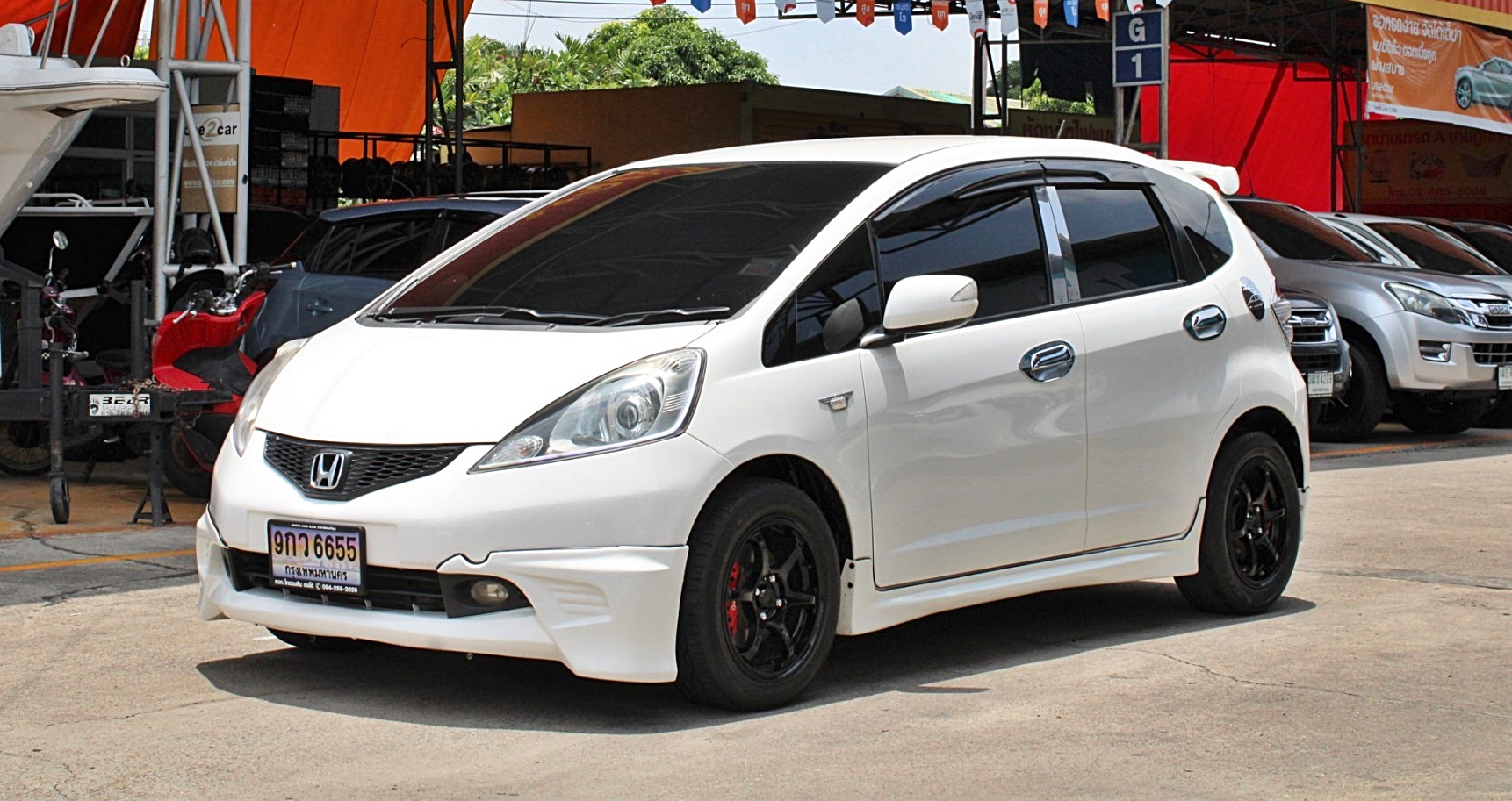 2009 Honda Jazz GE 1.5 S i-VTEC A/T สีขาว สปอยเลอร์รอบคัน ไฟหน้าโปรเจคเตอร์ จอแอนดรอย ไม่มีชนบอดี้สวยมาก