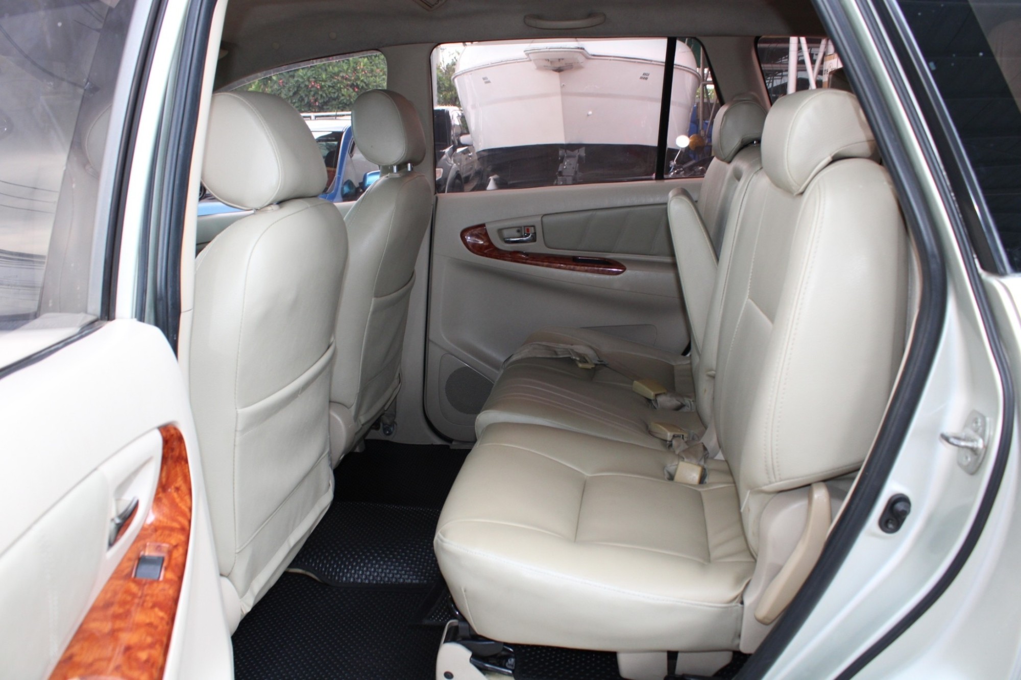 2007 Toyota Innova 2.0 V Wagon AT สีเทา เกียร์ออโต้ airbag abs เบาะหนัง แอร์ดิจิตอล ไม่มีชนหนักตัดต่อหรือจมน้ำ เครื่องดีช่วงล่างดี