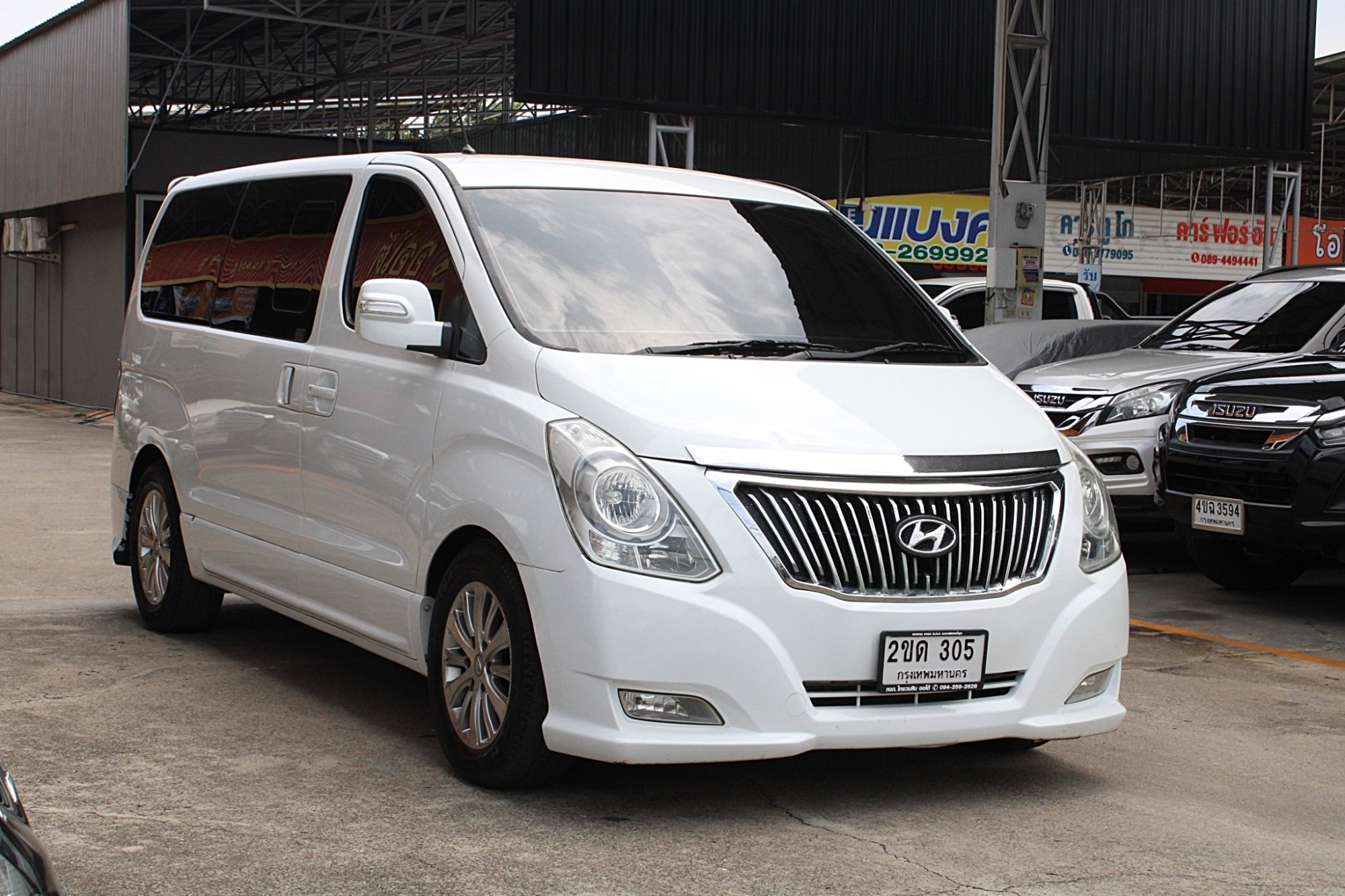 2012 Hyundai Grand Starex 2.5 VIP Wagon AT สีขาว เกียร์อัตโนมัติ 5 สปีด ทิปโทนิก เครื่องยนต์เทอร์โบดีเซล 175 Hp สุดประหยัด ภายในแต่งvip