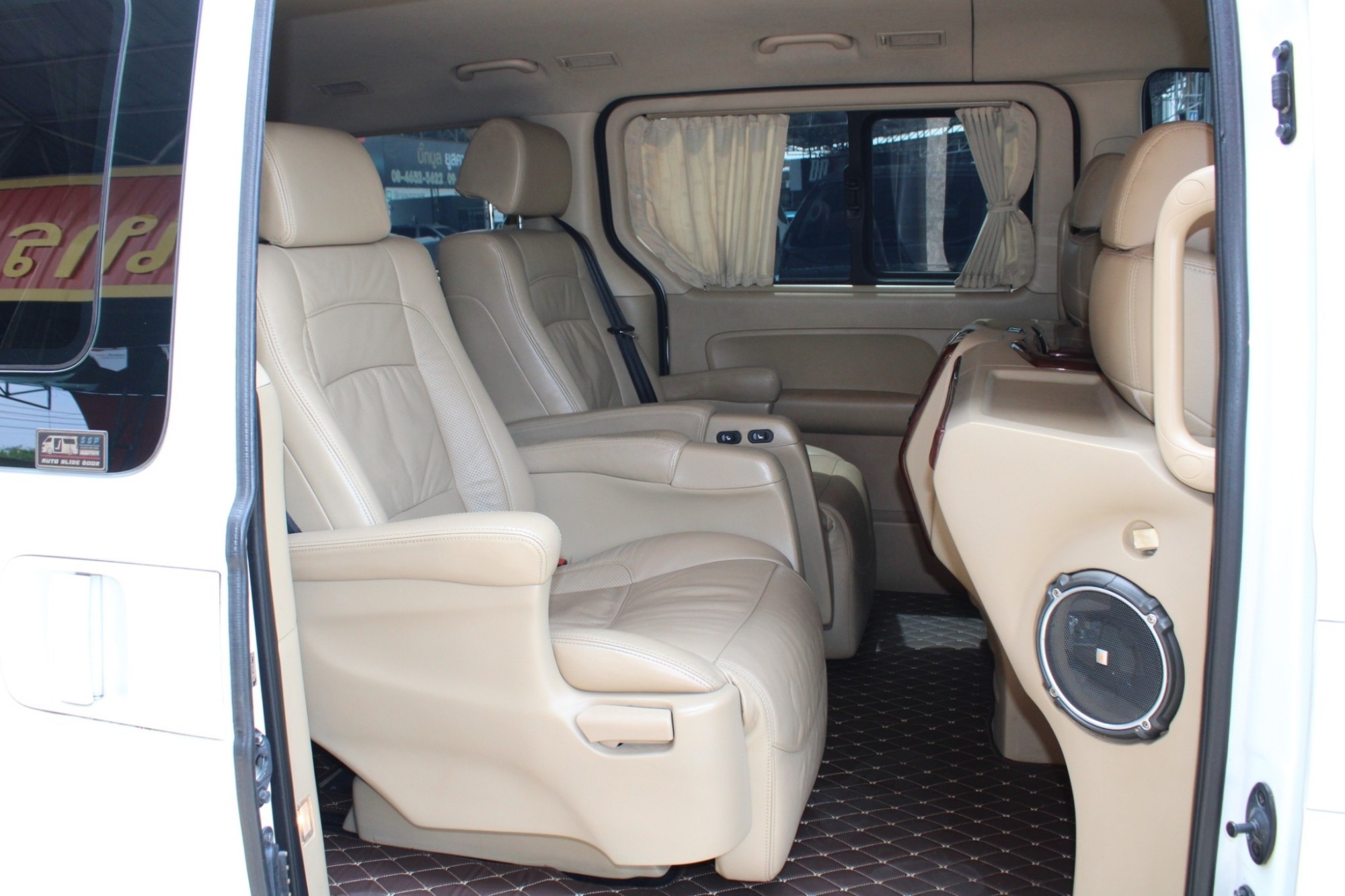 2012 Hyundai Grand Starex 2.5 VIP Wagon AT สีขาว เกียร์อัตโนมัติ 5 สปีด ทิปโทนิก เครื่องยนต์เทอร์โบดีเซล 175 Hp สุดประหยัด ภายในแต่งvip