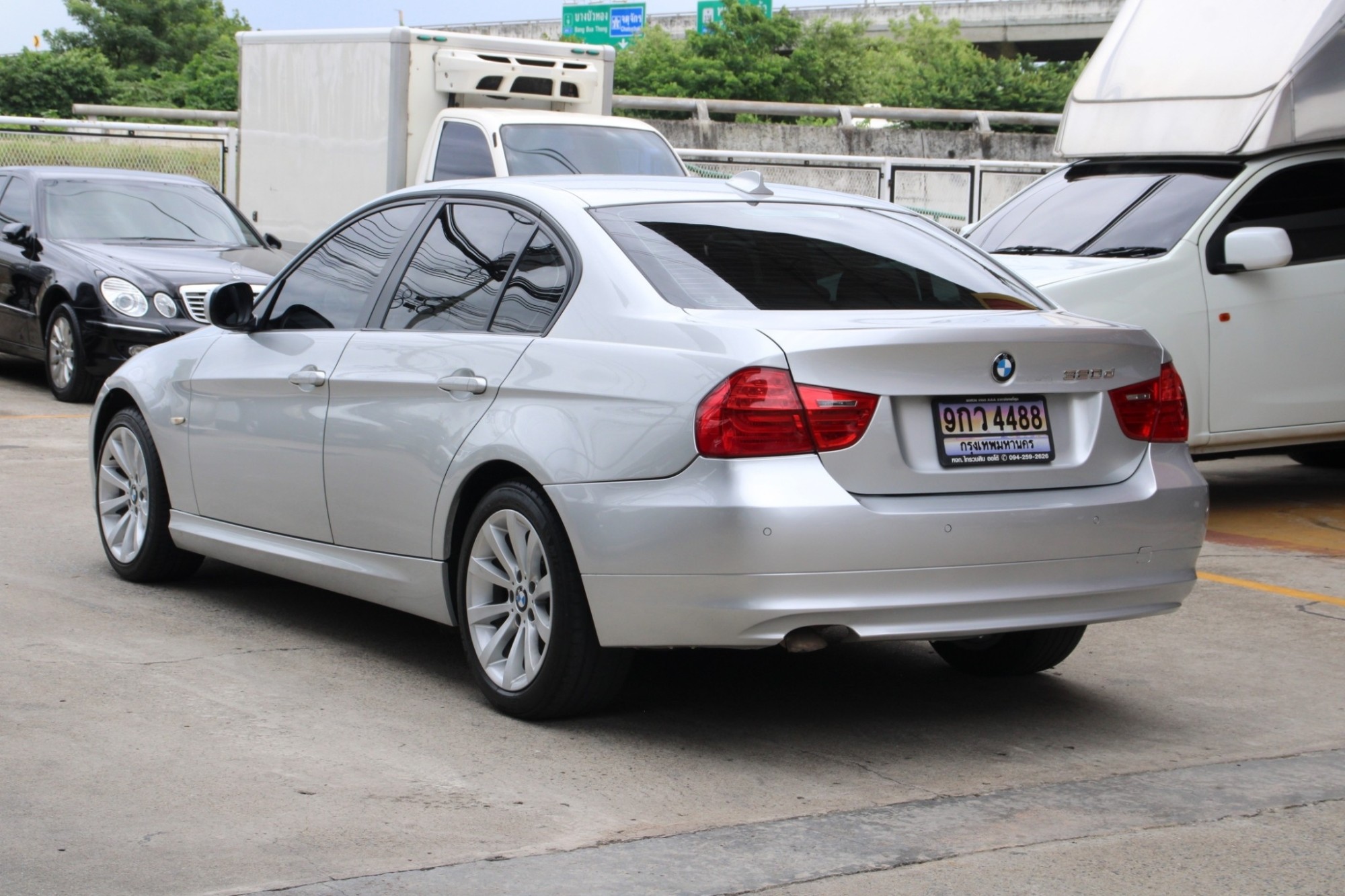 2010 BMW 320d 2.0 E90 SE Sedan AT สีเงิน เกียร์ออโต้ เครื่องดีเซล บอดี้สวย ไม่มีอุบัติเหตุ เป็นรุ่นที่ประหยัดเชื้อเพลิงดีมาก ขับสนุก