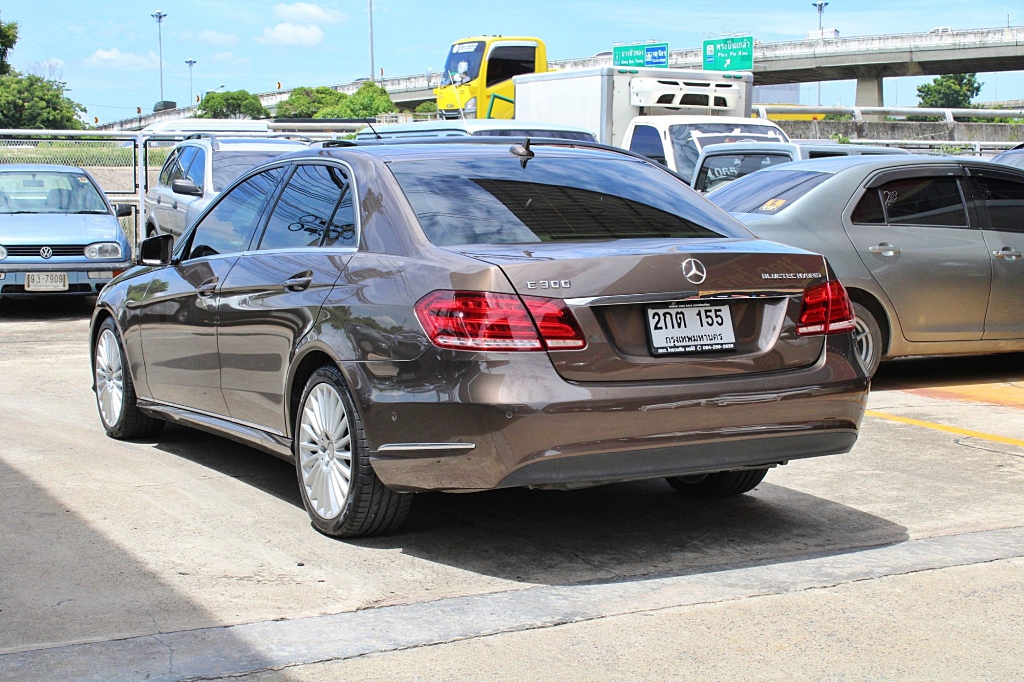 2015 Mercedes-Benz E300 2.1 W212 Executive Blue TEC HYBRID Diesel AT สีน้ำตาล รถบ้านเดิมๆ รถศูนย์ Benz Thailand มือแรกออกห้าง มีประวัติศูนย์ตามระยะ ไม