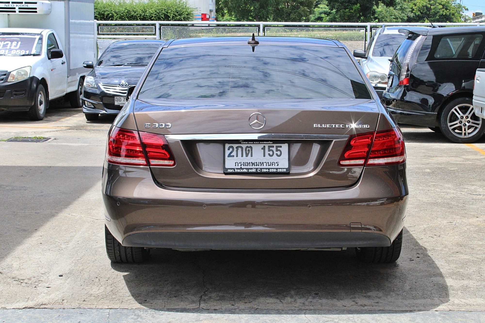 2015 Mercedes-Benz E300 2.1 W212 Executive Blue TEC HYBRID Diesel AT สีน้ำตาล รถบ้านเดิมๆ รถศูนย์ Benz Thailand มือแรกออกห้าง มีประวัติศูนย์ตามระยะ ไม