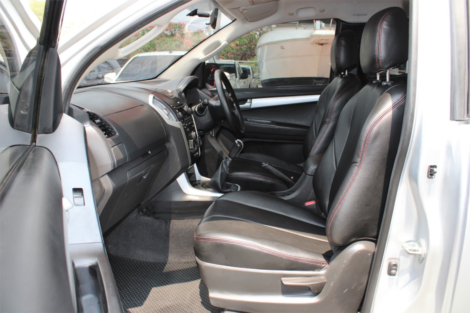 จัดได้ท่วม ออกรถไม่ต้องใช้เงินได้ครับ 2014 Isuzu D-Max Hi-Lander SPACE CAB 2.5 L M/T สีบรอนซ์เงิน เกียร์ธรรมดา ตัวสูง แคปเปิดได้