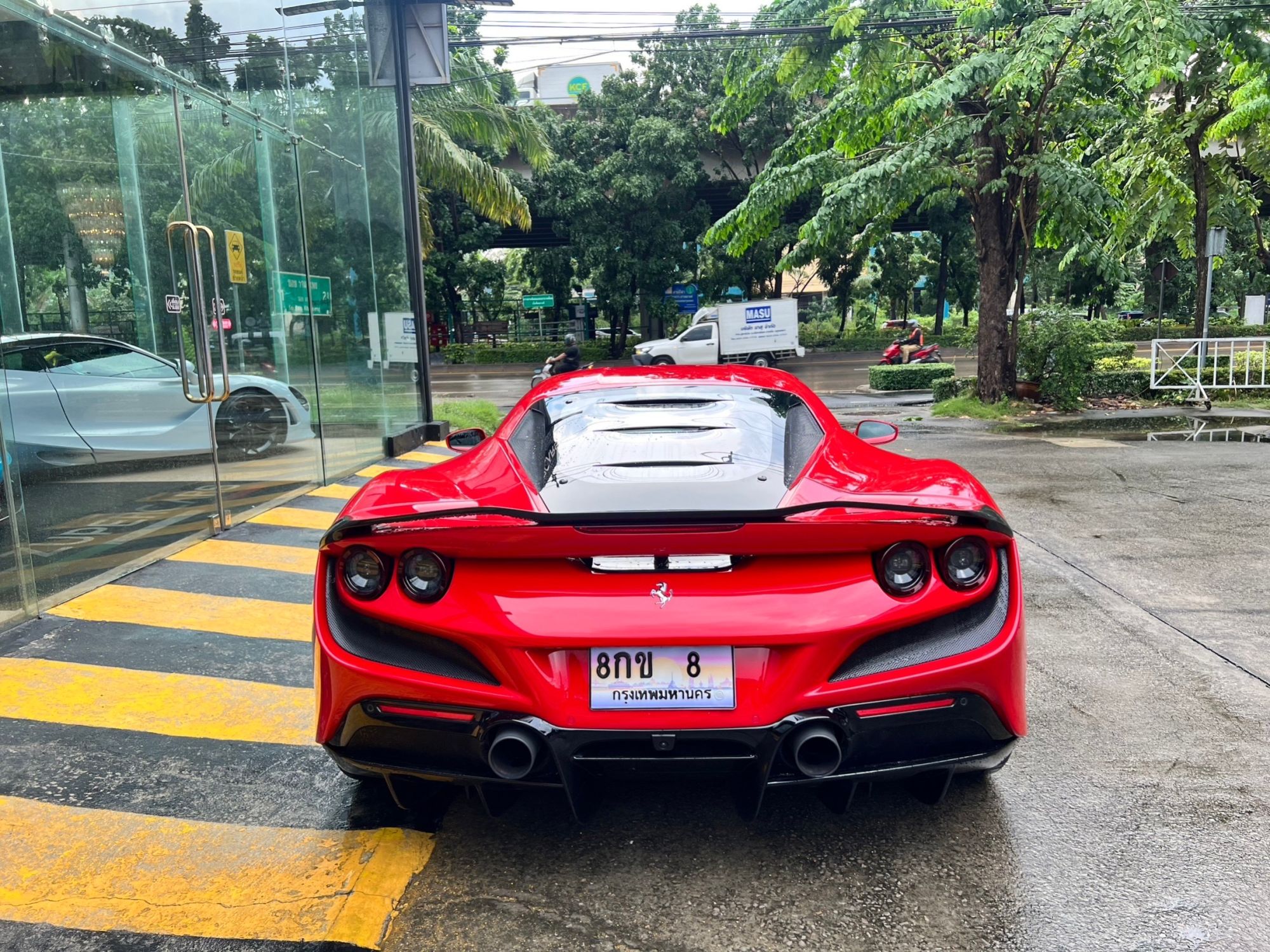 2021 Ferrari F8 Tributo สีแดง